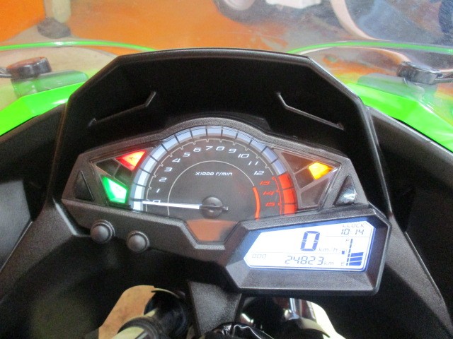 走行も２４８２３ｋｍのまだまだの一台！このモデルはタコメーターがアナログで目でも加速感が楽しめる一台